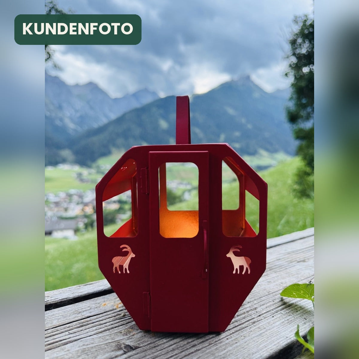 Kundenfoto: rote Gondel Laterne mit Teelicht vor Bergpanorama