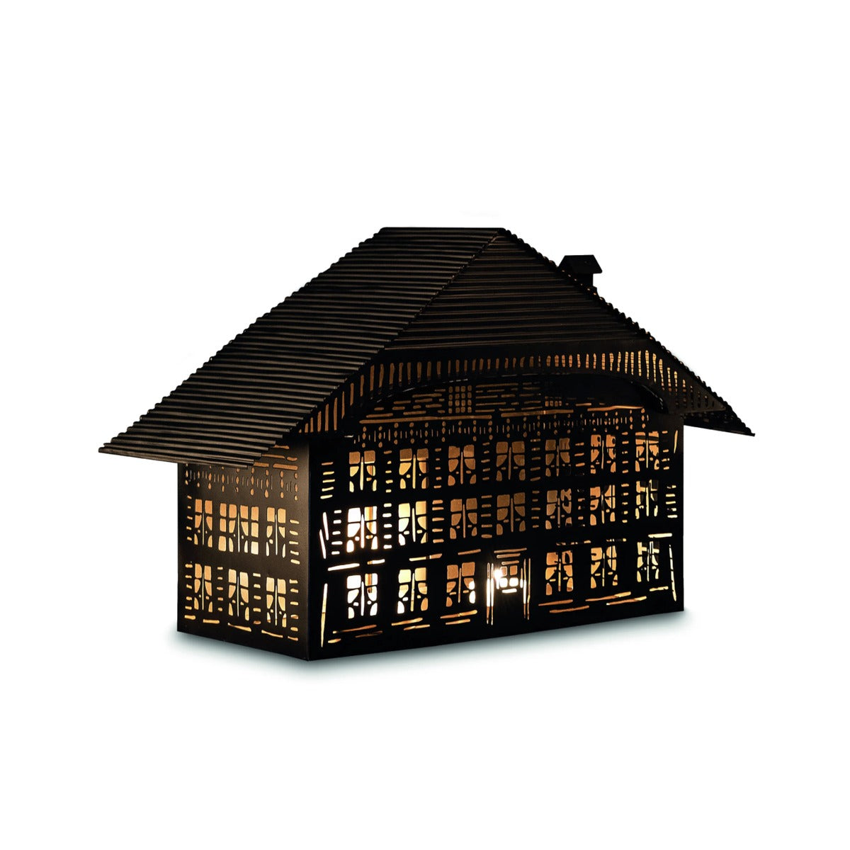 Großes alpines Lichthaus mit leuchtenden Ausschnitten
