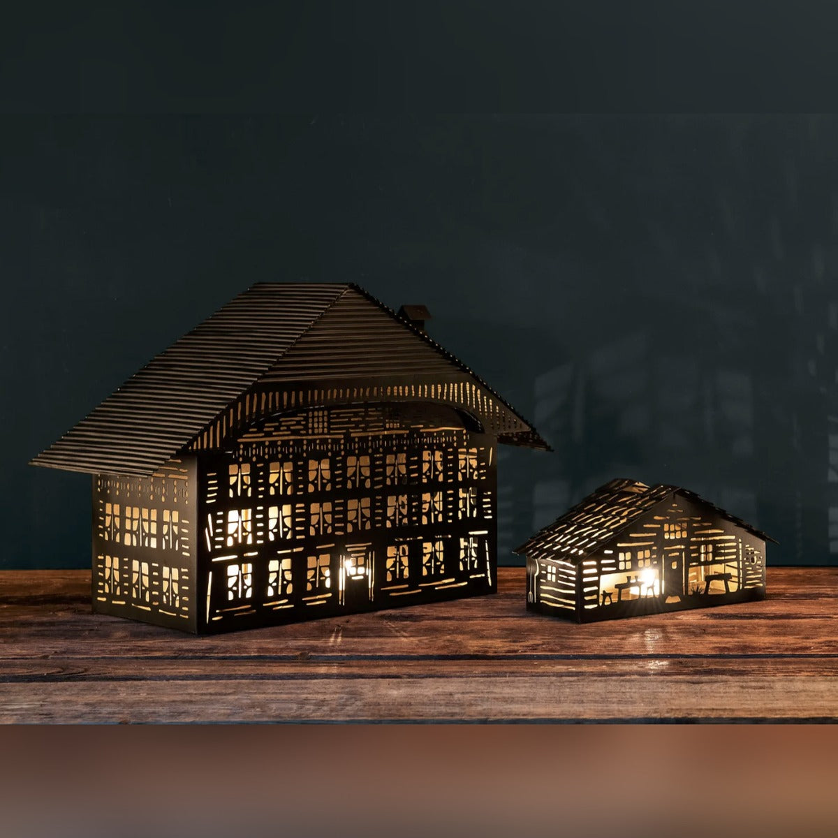 Großes alpines Lichthaus im Größenvergleich neben einem kleineren Lichthaus (das kleine Haus gehört nicht zum Lieferumfang)