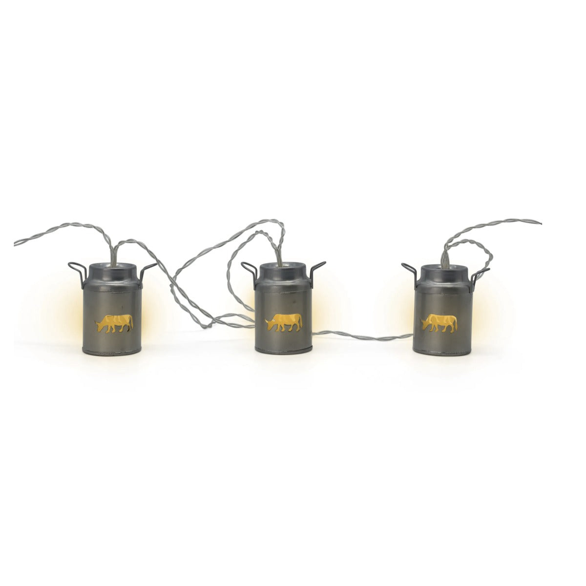 Lichterkette mit drei silbernen Milchkannen und leuchtender Kuh