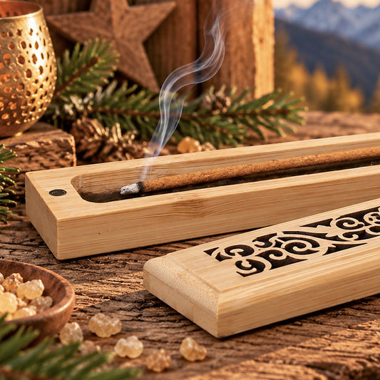 Räucherstäbchenbox aus Bambus, geöffnet mit Räucherstäbchen und verziertem Deckel