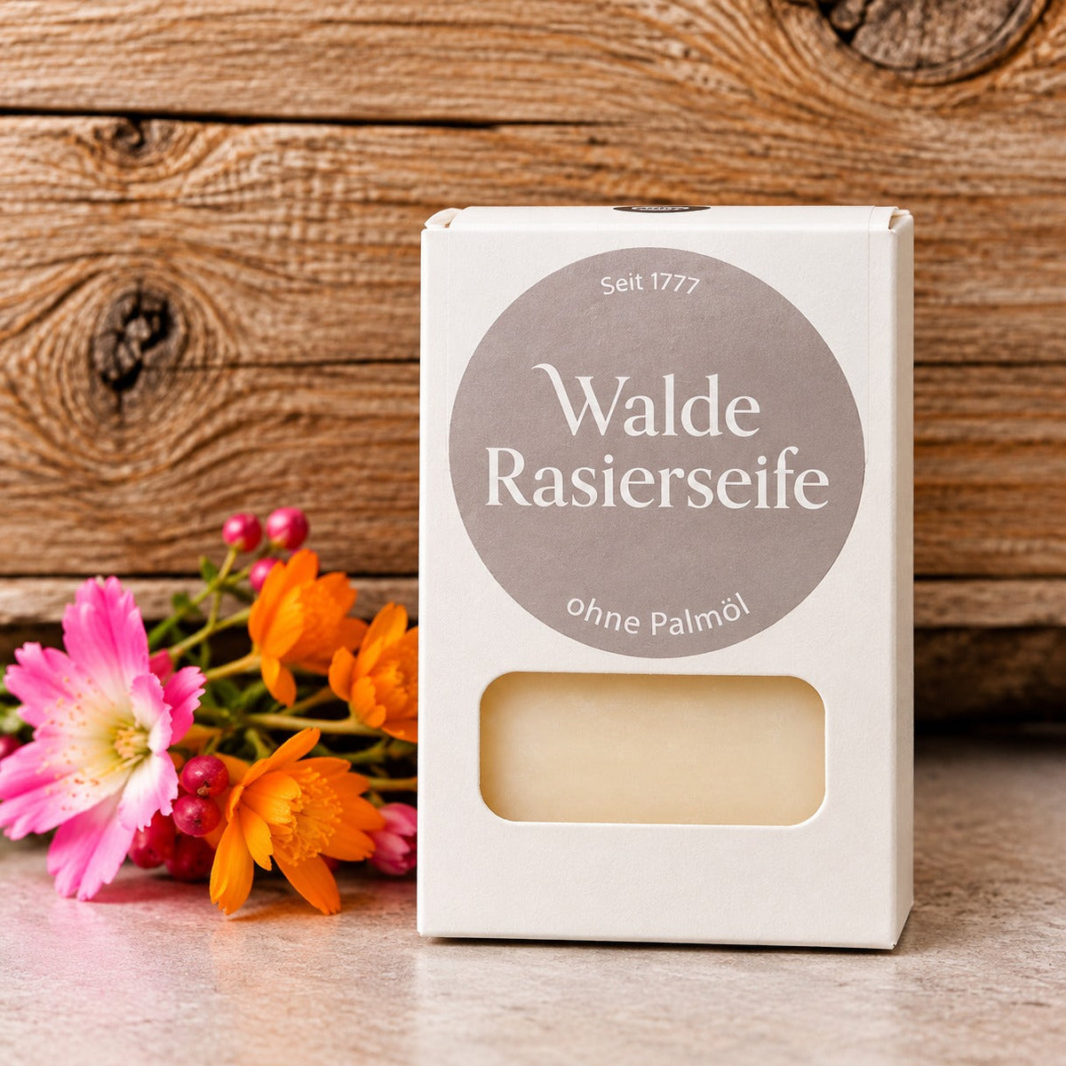 Walde Rasierseife ohne Palmöl in der Verpackung vor bunten Blüten und Holz