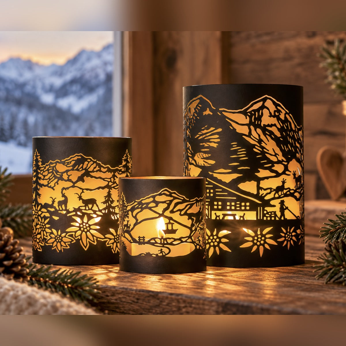 Alpines Windlicht 3er Set mit Teelichtern am Fenster vor winterlicher Bergkulisse